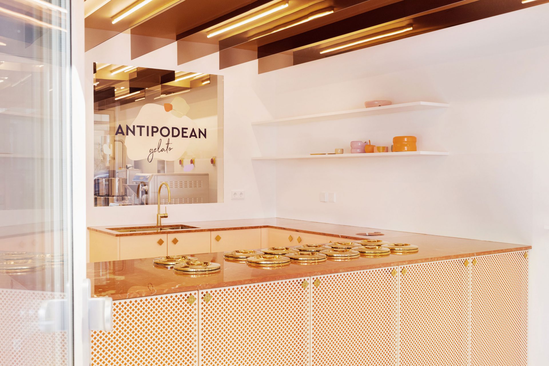 Studio ABERJA Antipodean Gelato Robin Heather Juliane Maier Frankfurt Nordend Eiscafe Interiordesign Cafe Mamor Naturstein Messing Brass Marble Designer Möbel Material Struktur Lochblech PerforatedMetal